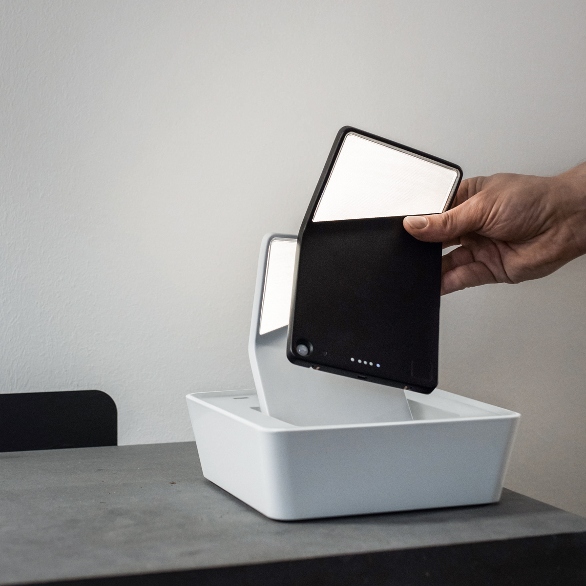 Nimbus Winglet Basket Charger für Winglet CL, weiß, mit Nimbus Winglet CL LED Akkuwandleuchten, schwarz matt und weiß matt (nicht inbegriffen)