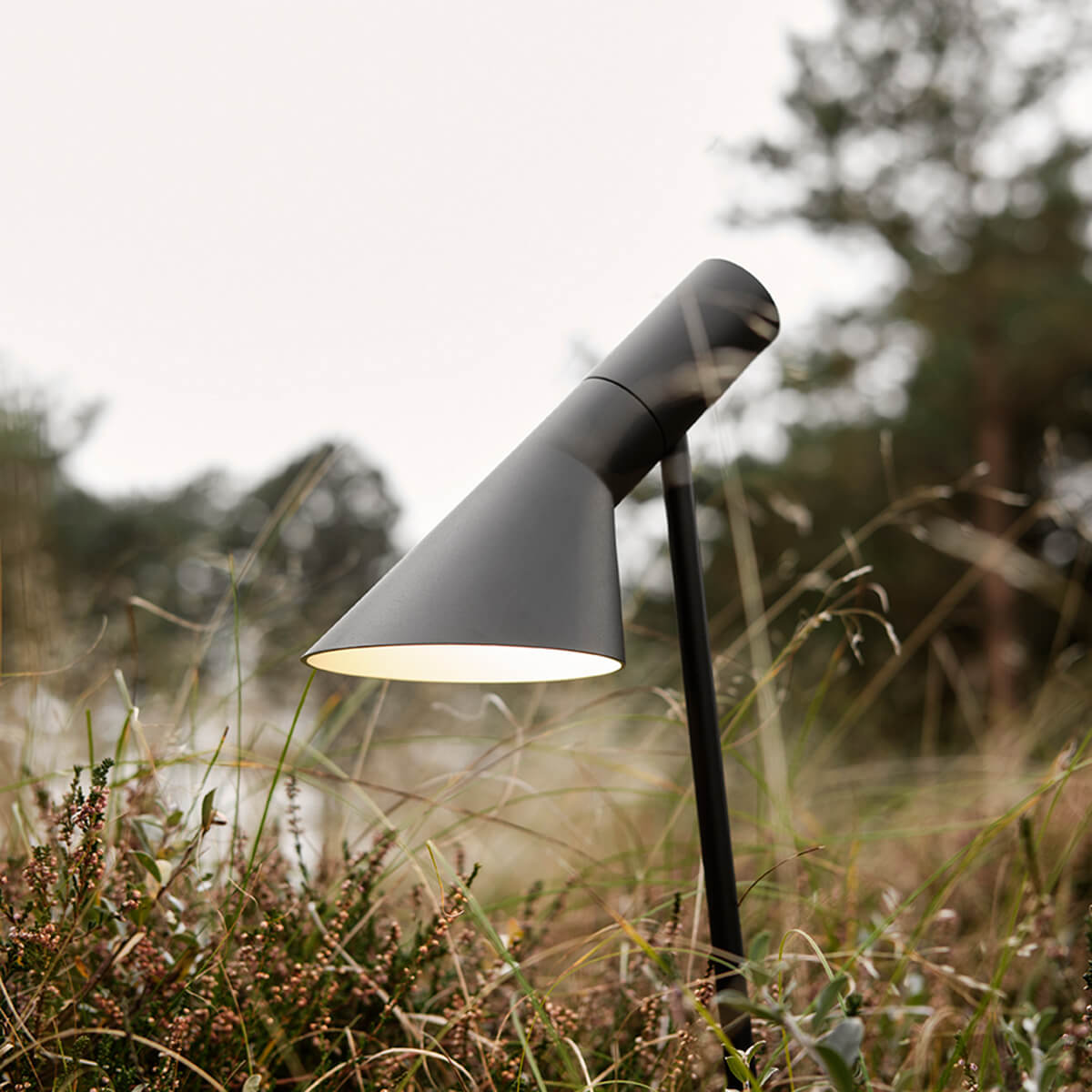 Louis Poulsen AJ Garden LED Pollerleuchte kurz, 2700 K, schwarz strukturiert