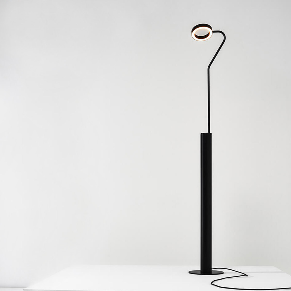 Zava Meta LED Stehleuchte, schwarz
