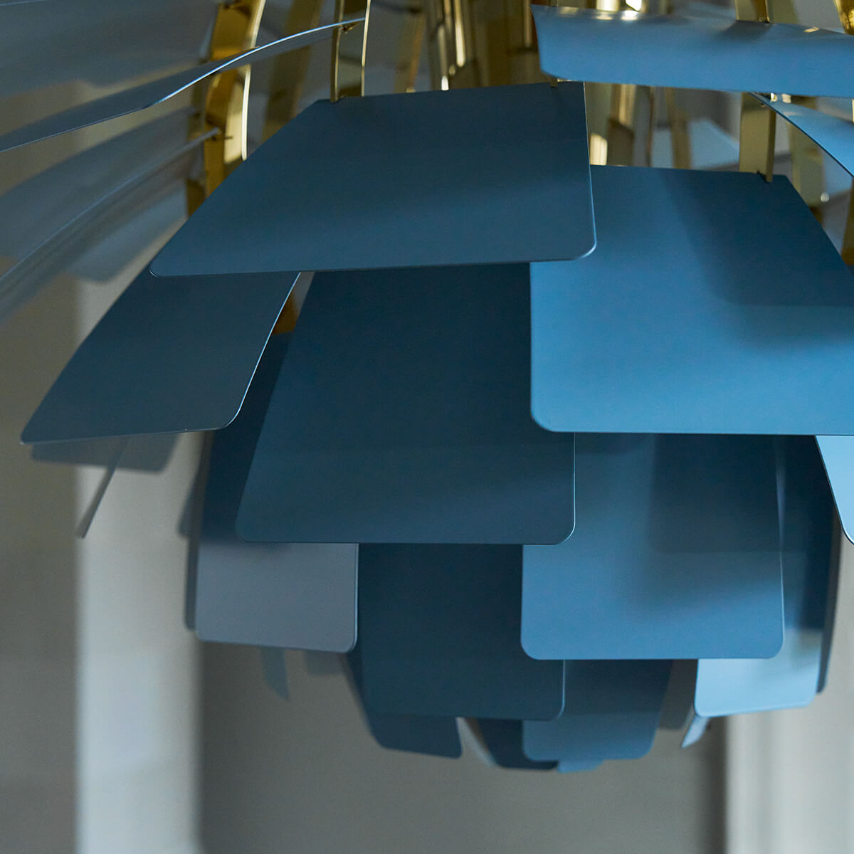 Louis Poulsen PH Artichoke 480 Pendelleuchte, Ø: 48 cm, Dusty blue / Messing