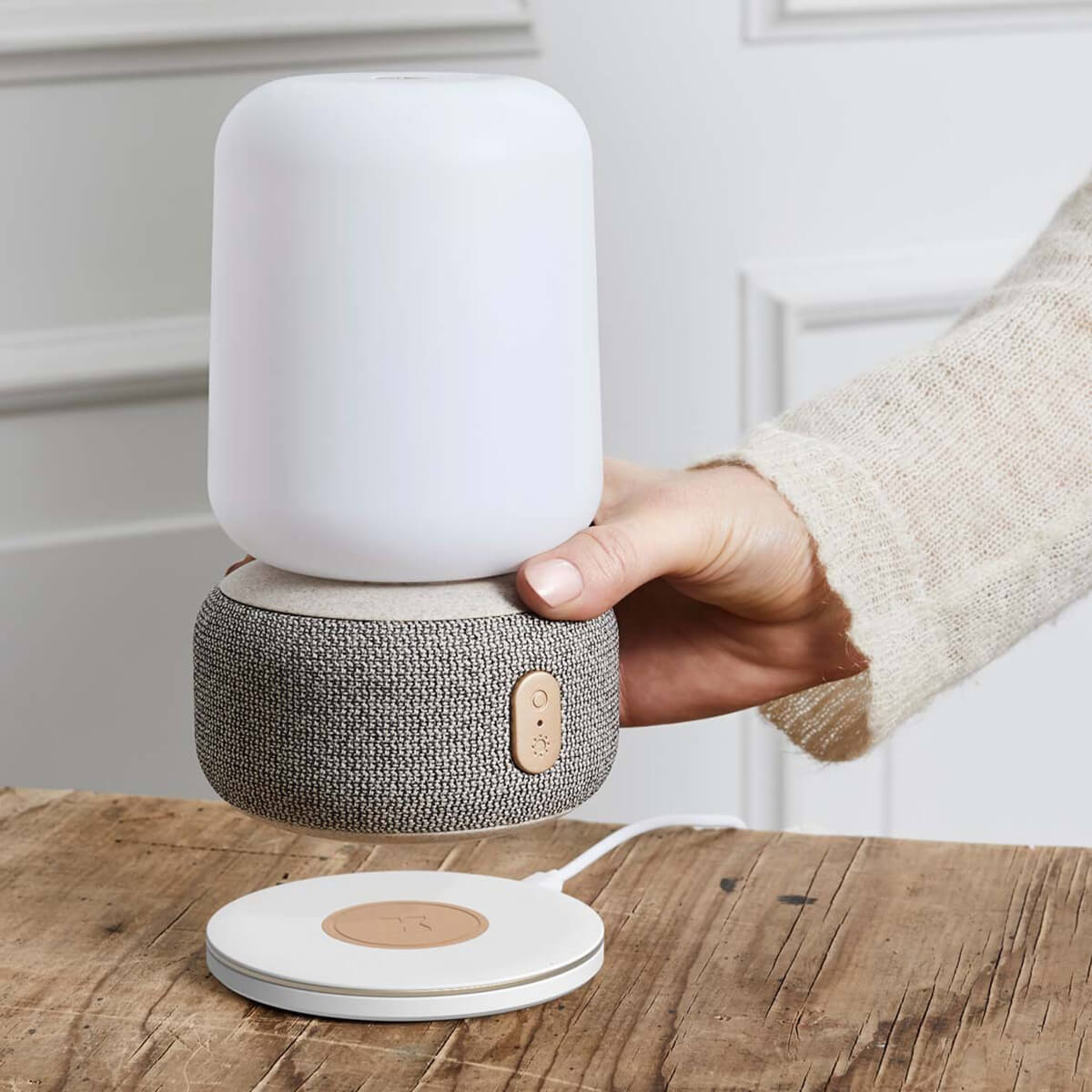 Kreafunk wiCHARGE II Wireless Qi-Ladegerät, weiß, mit der aLOOMI CARE LED Akkuleuchte & Bluetooth Lautsprecher (separat erhältlich)