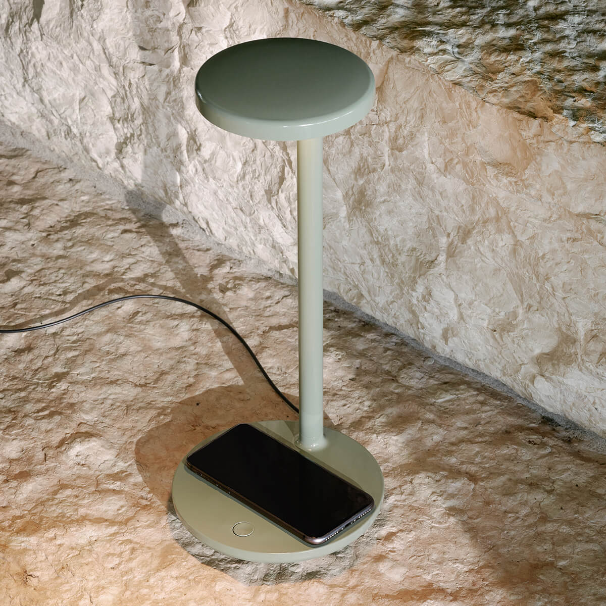 Flos Oblique Qi LED Tischleuchte, salbei glänzend, kabelloses Ladesystem (©Federico Torra)