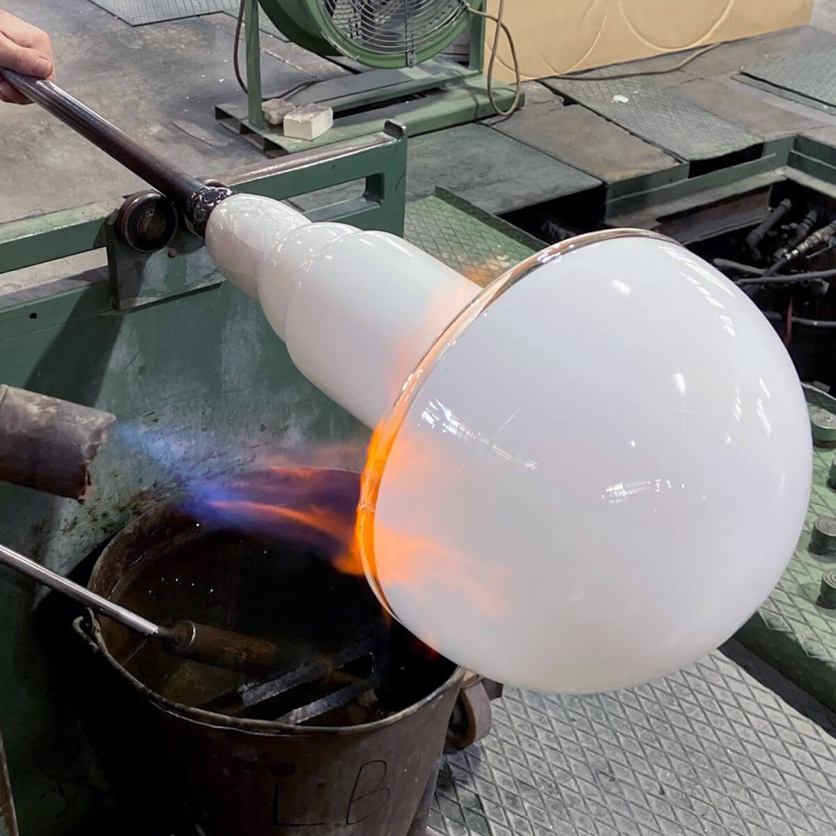 Artemide Onfale Tavolo, Herstellung des Glasrandes in Handarbeit (Unregelmäßigen möglich) (©Artemide)