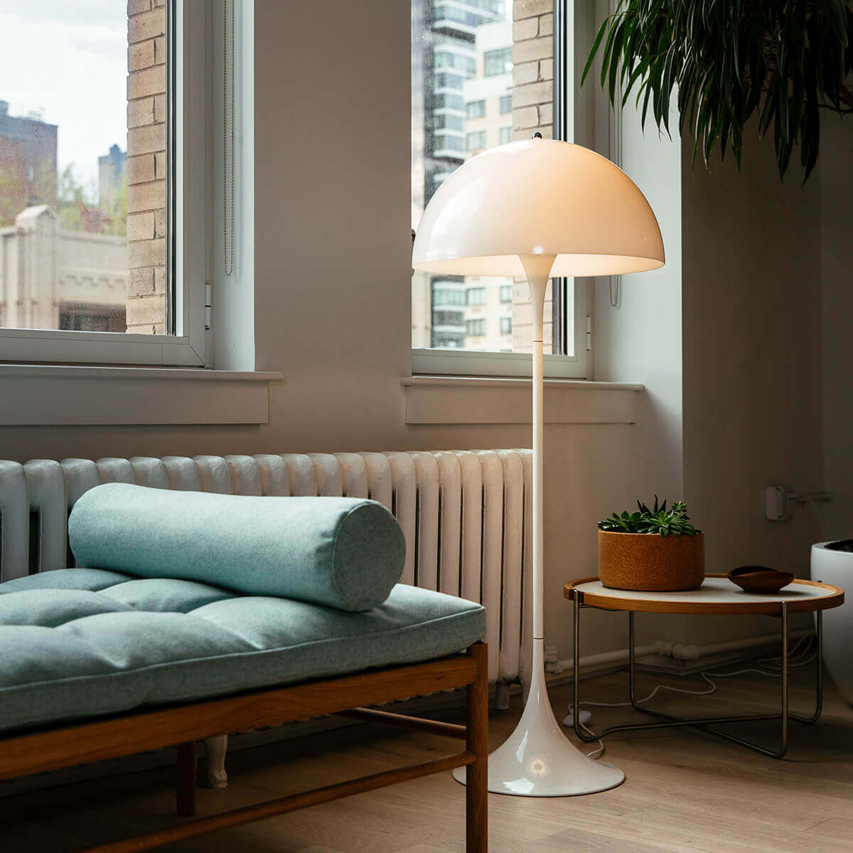 Louis Poulsen Panthella Stehleuchte, Acryl opalweiß – Design by Verner Panton