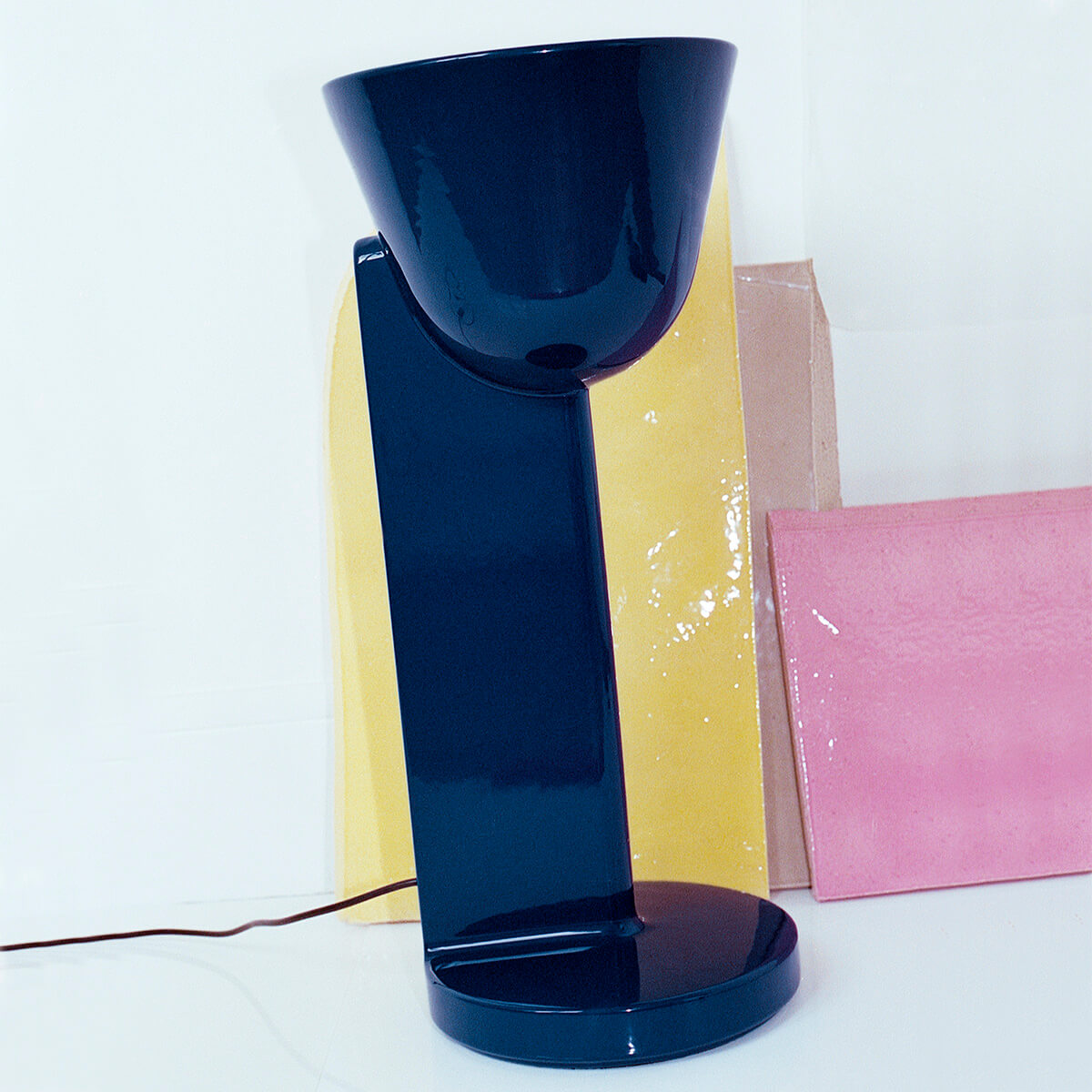 Flos Céramique Up Tischleuchte, navy blau (©Angèle Châtenet)