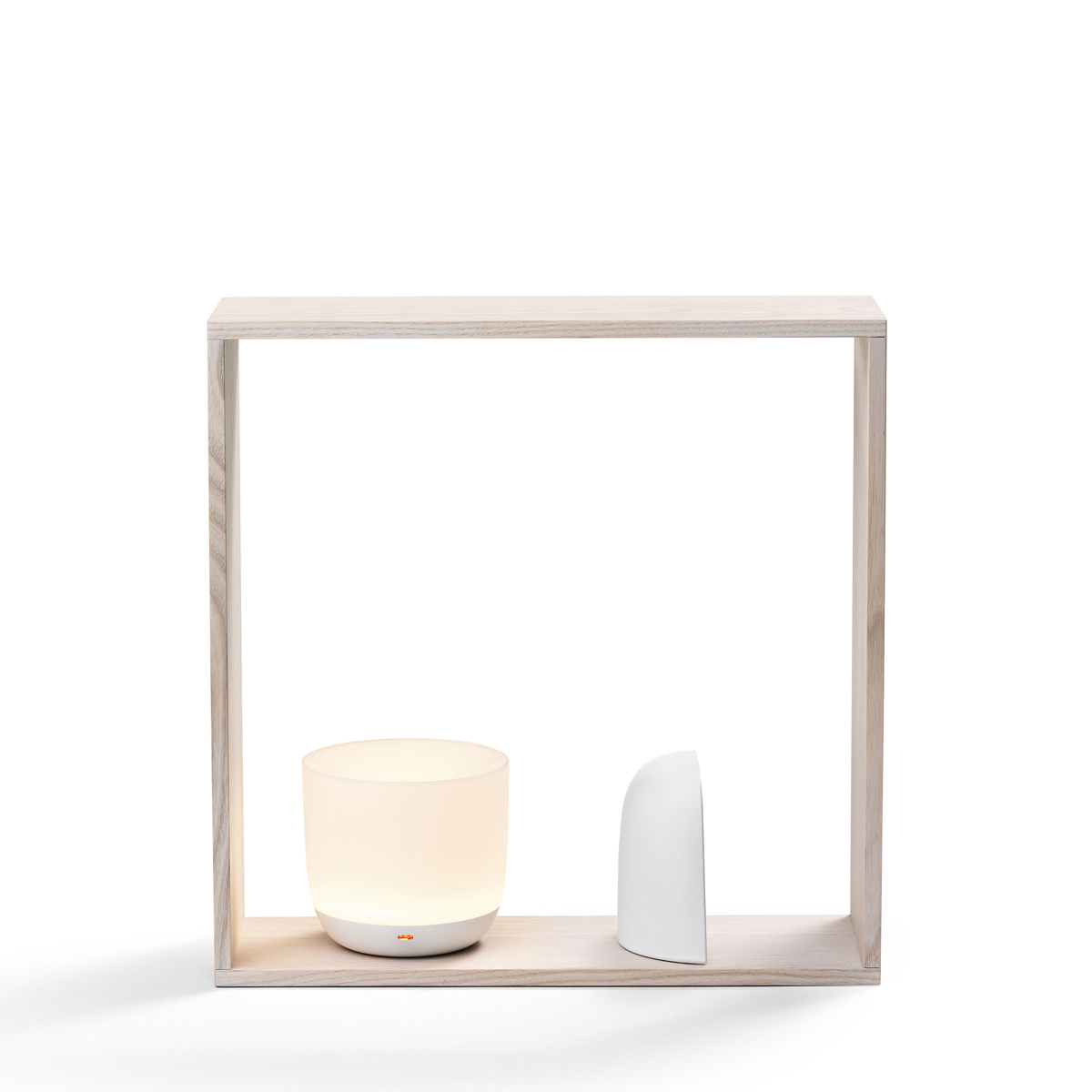 Flos Gaku Accessories Buchstütze, weiß, und Flos Gaku Wireless LED Akkuleuchte, weiß, Rahmen: Naturesche (©Piero Fasanotto)