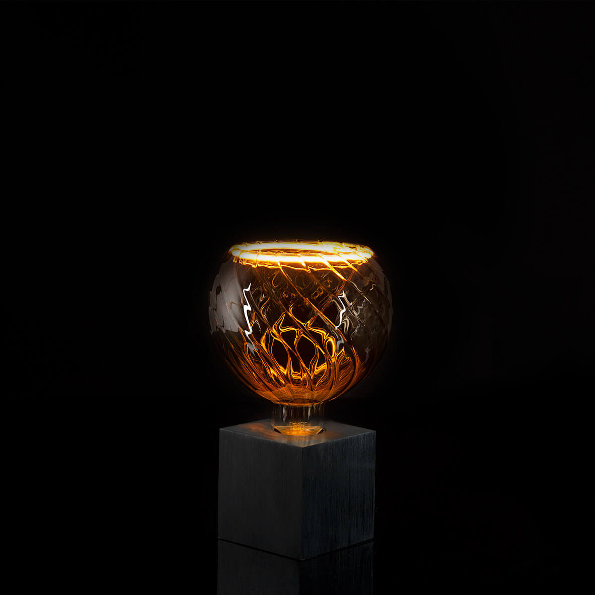 Sompex Cubic Tischleuchte mit Segula LED Floating Globe 150 twisted smokey grau, schwarz (inbegriffen) (©Leuchtenland.com)