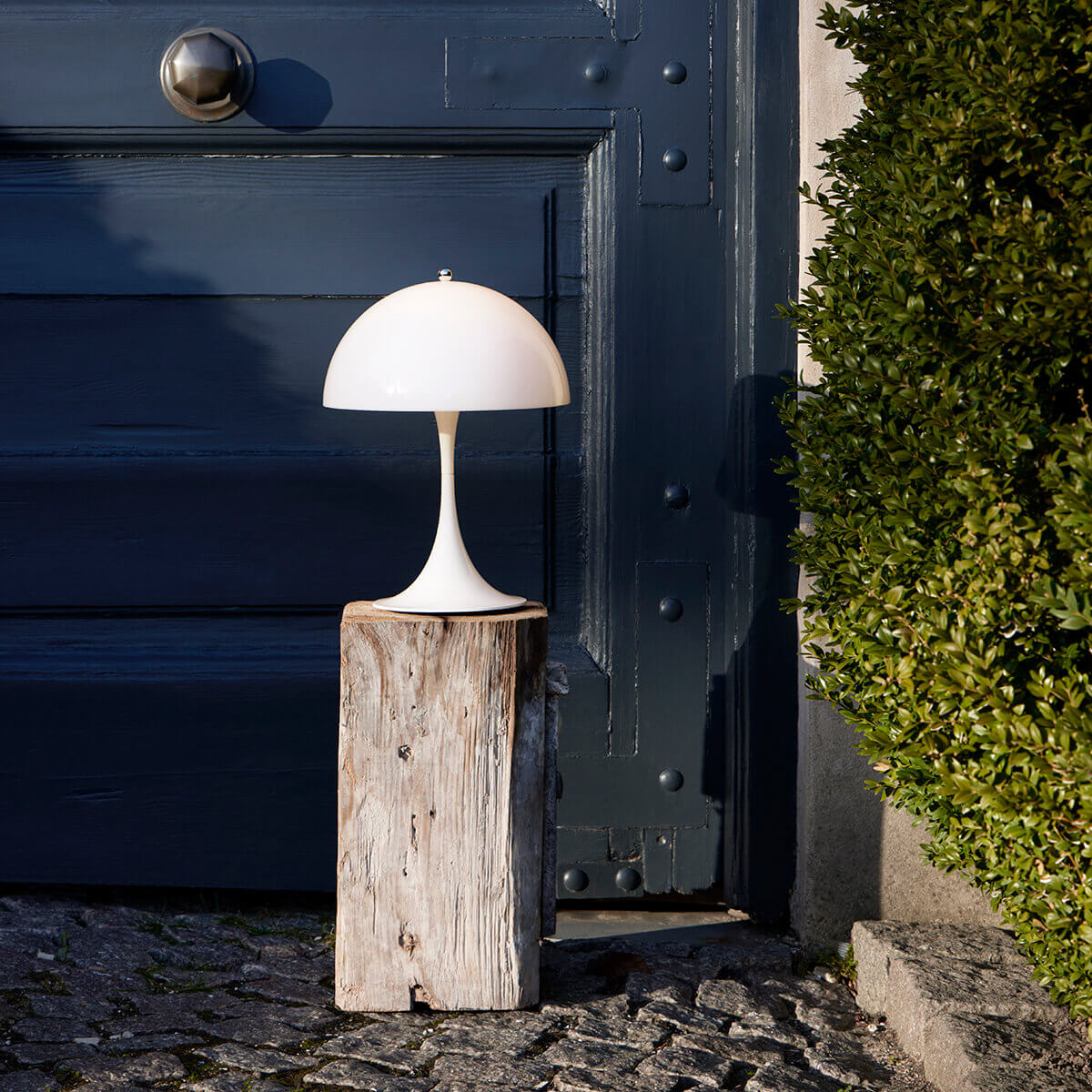 Louis Poulsen Panthella 250 Portable V2 LED Akkuleuchte, Acryl opalweiß – Design by Verner Panton