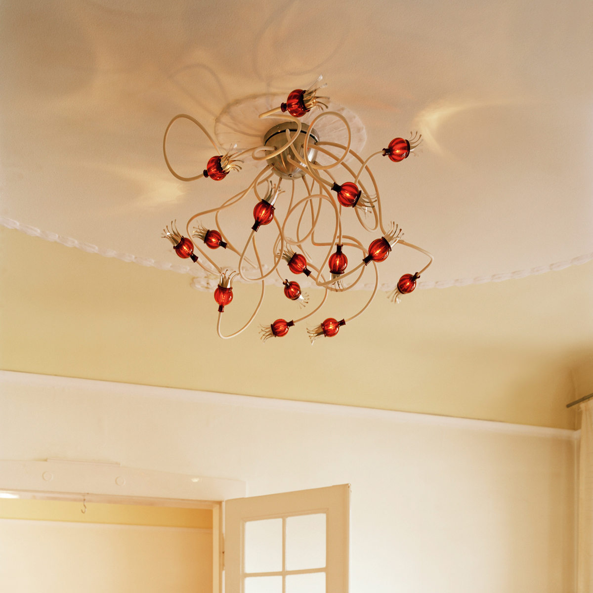 Serien.lighting Poppy Wall / Ceiling 15 Wand- / Deckenleuchte, Arme: beige, Schirme: rubinrot