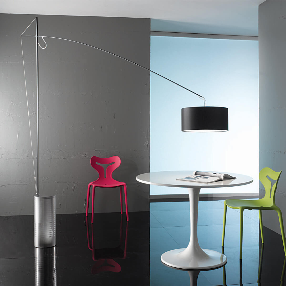 Icone Gru Bogenleuchte, schwarz / Aluminium satiniert