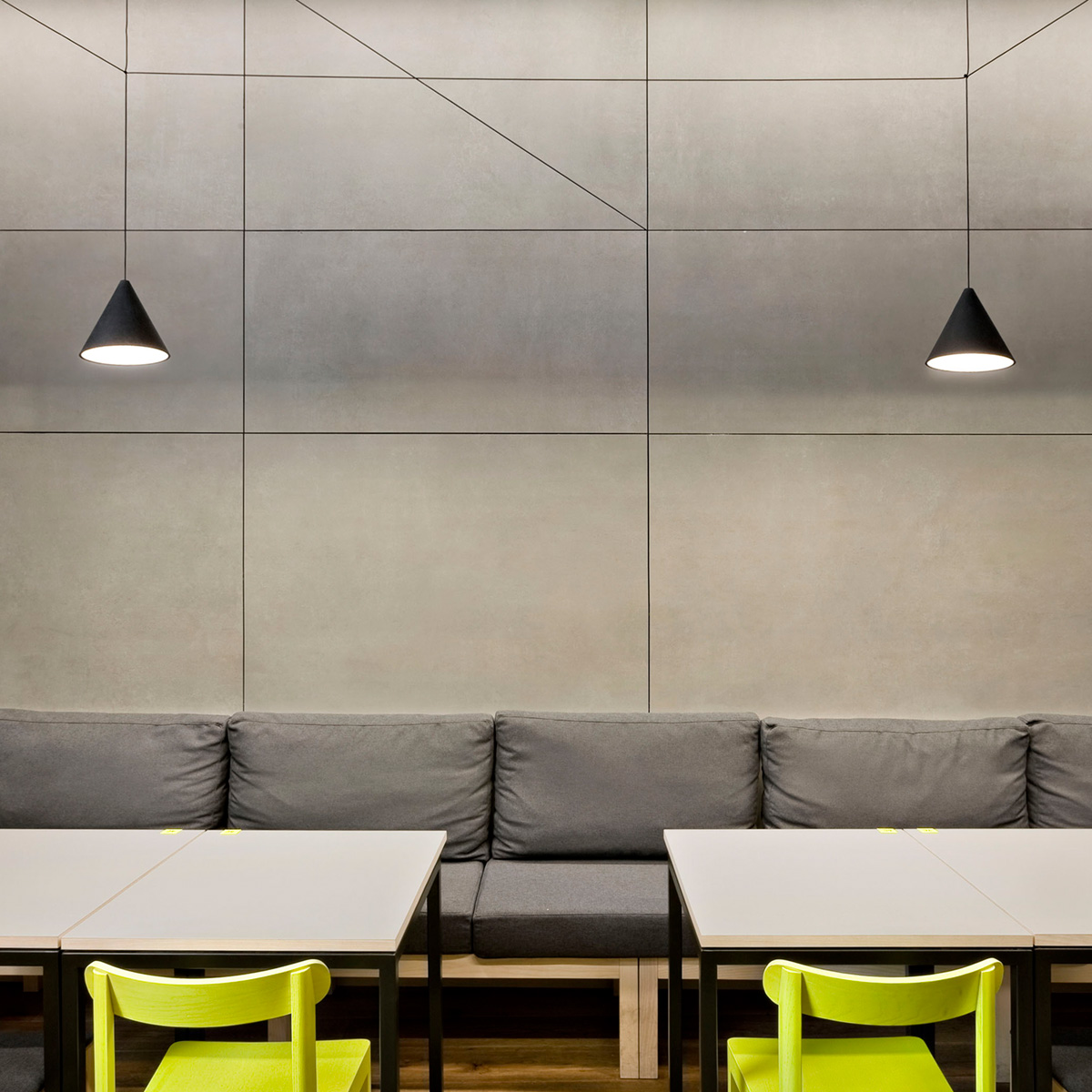 Flos String Light Cone LED Pendelleuchte, schwarz, mit String Light Wand- / Deckenrosetten, schwarz (als Zubehör erhältlich) (©Germano Borrelli)