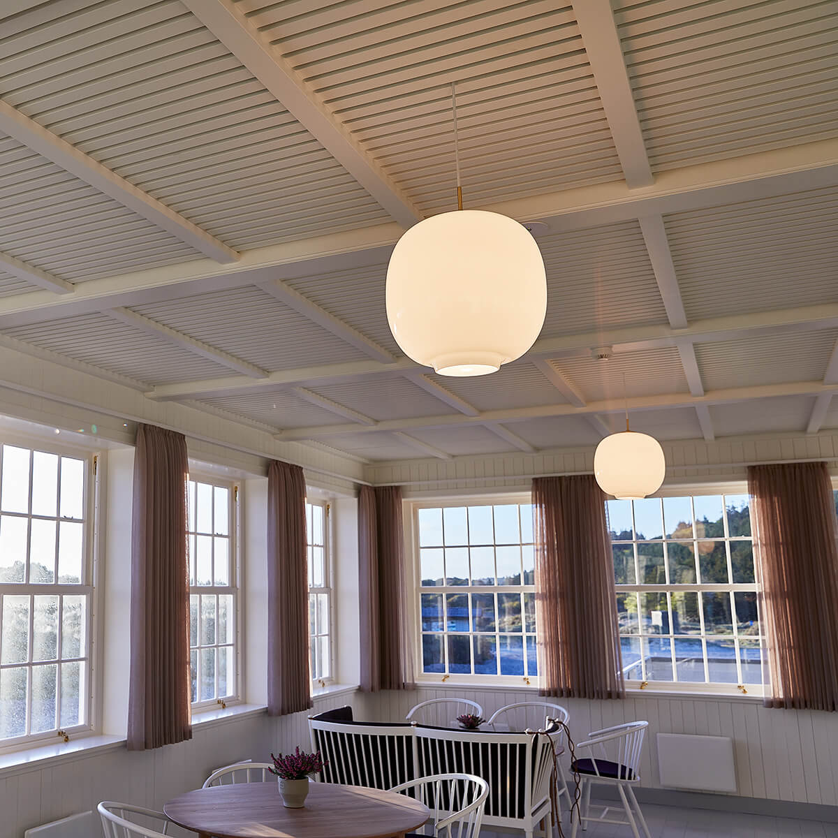 Louis Poulsen VL 45 Radiohus Pendelleuchte, Ø: 37 cm, Opalglas weiß