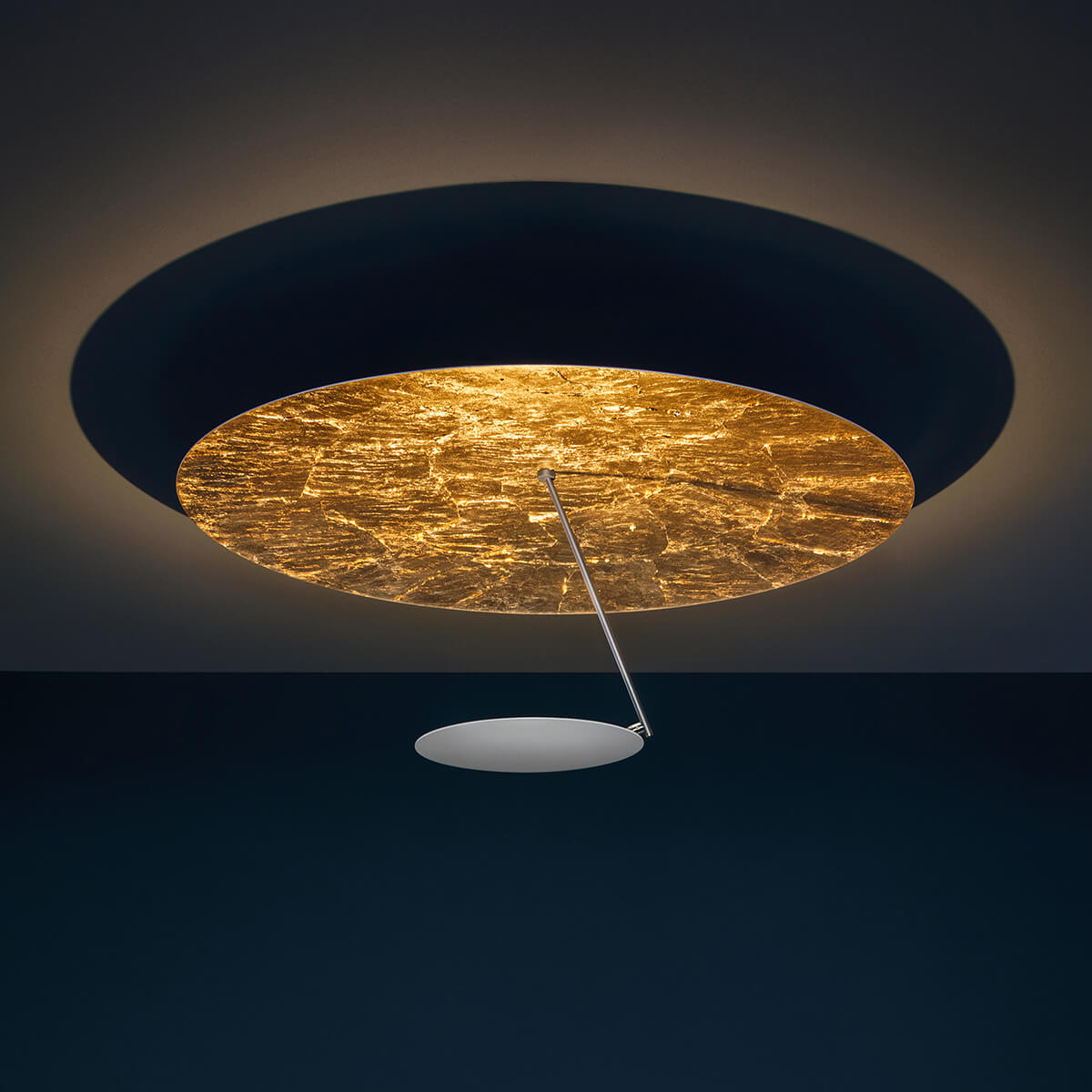 Catellani & Smith Lederam C180 LED Deckenleuchte, weiß / Gold (eingeschaltet) (Foto: Nava-Rapacchietta)