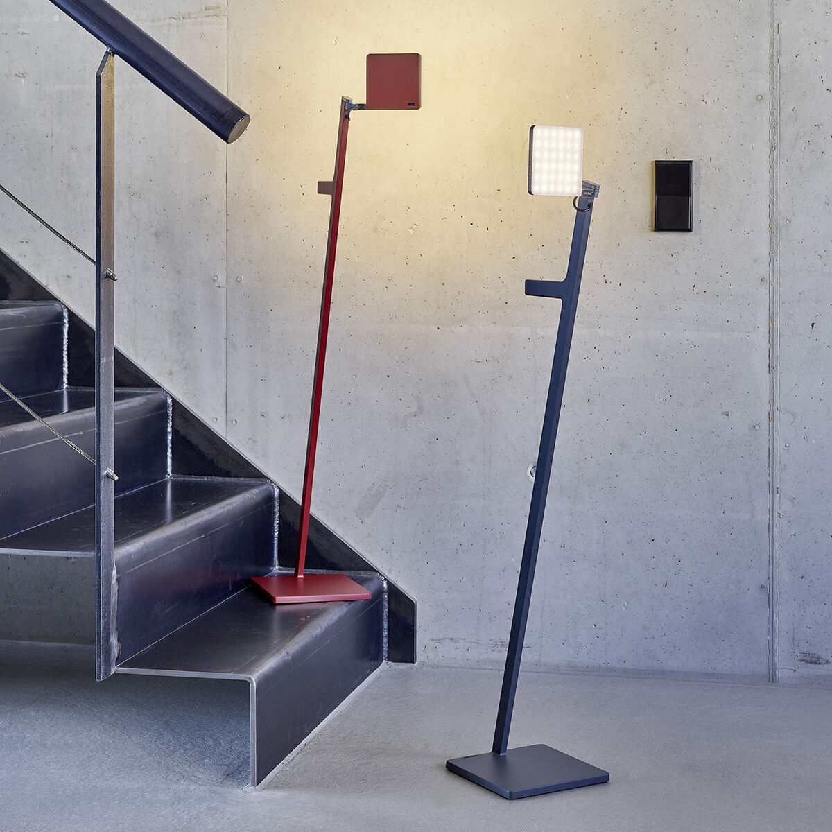 Nimbus Roxxane Leggera 101 CL LED Akkustehleuchte, rubinrot und graphitgrau matt (©Nimbus Group/Jürgen Pollak)