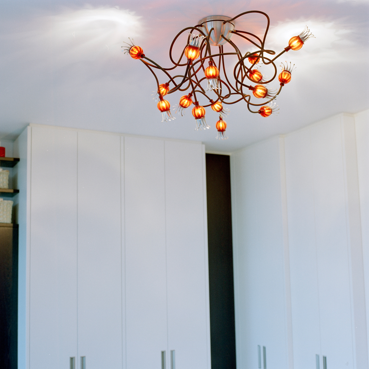 Serien.lighting Poppy Wall / Ceiling 15 Wand- / Deckenleuchte, Arme: schwarz, Schirme: rubinrot
