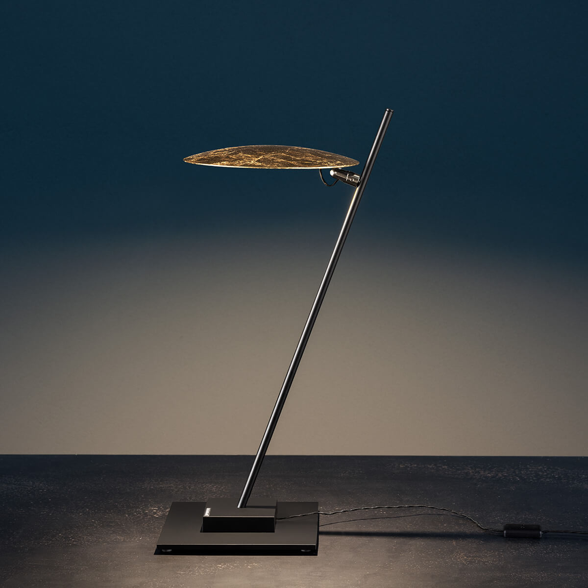 Catellani & Smith Lederam T1 LED Tischleuchte, Scheibe: Blattgold, Stange: schwarz (Foto: Nava-Rapacchietta)