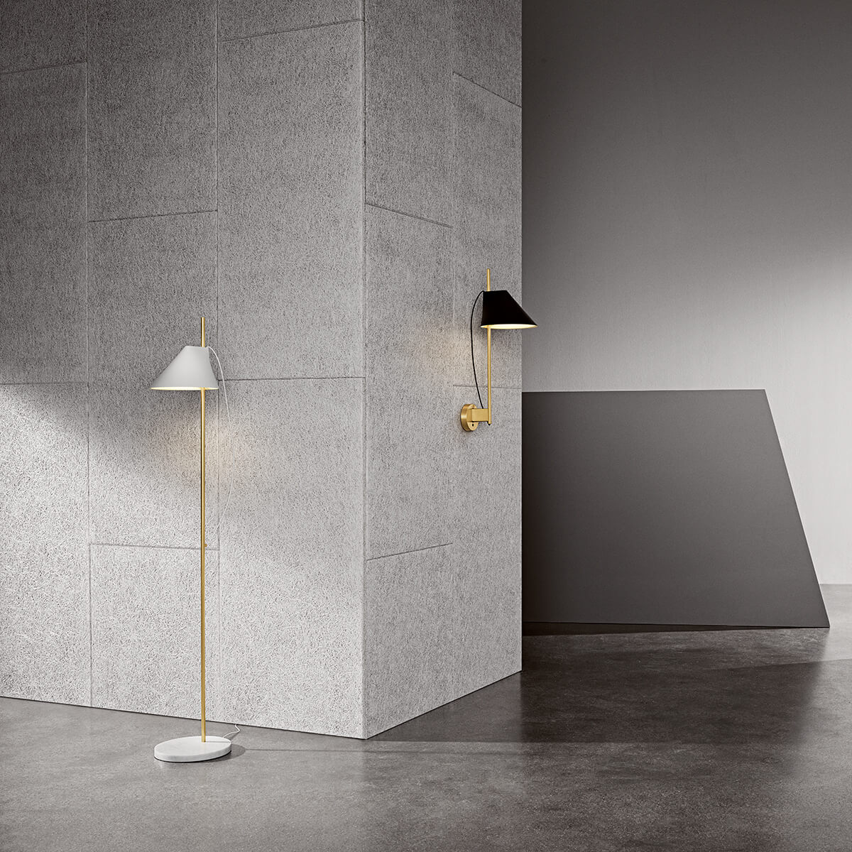Louis Poulsen Yuh Brass LED Stehleuchte, Messing, Fuß: Marmor weiß, und Louis Poulsen Yuh Brass LED Wandleuchte, Messing / schwarz