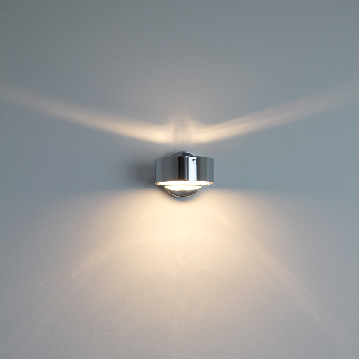 Top Light Puk Mini Wall Wandleuchte, Chrom, mit Puk Mini Alureflektor (oben) und Puk Mini Glas satiniert (unten)