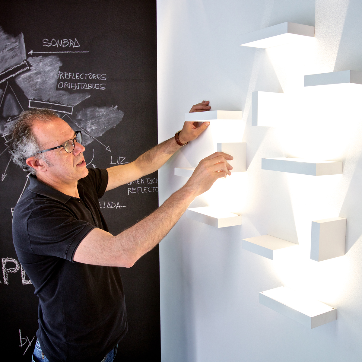 Designer Xuclá mit einer Ausführung der Vibia Set Wandleuchte, weiß matt