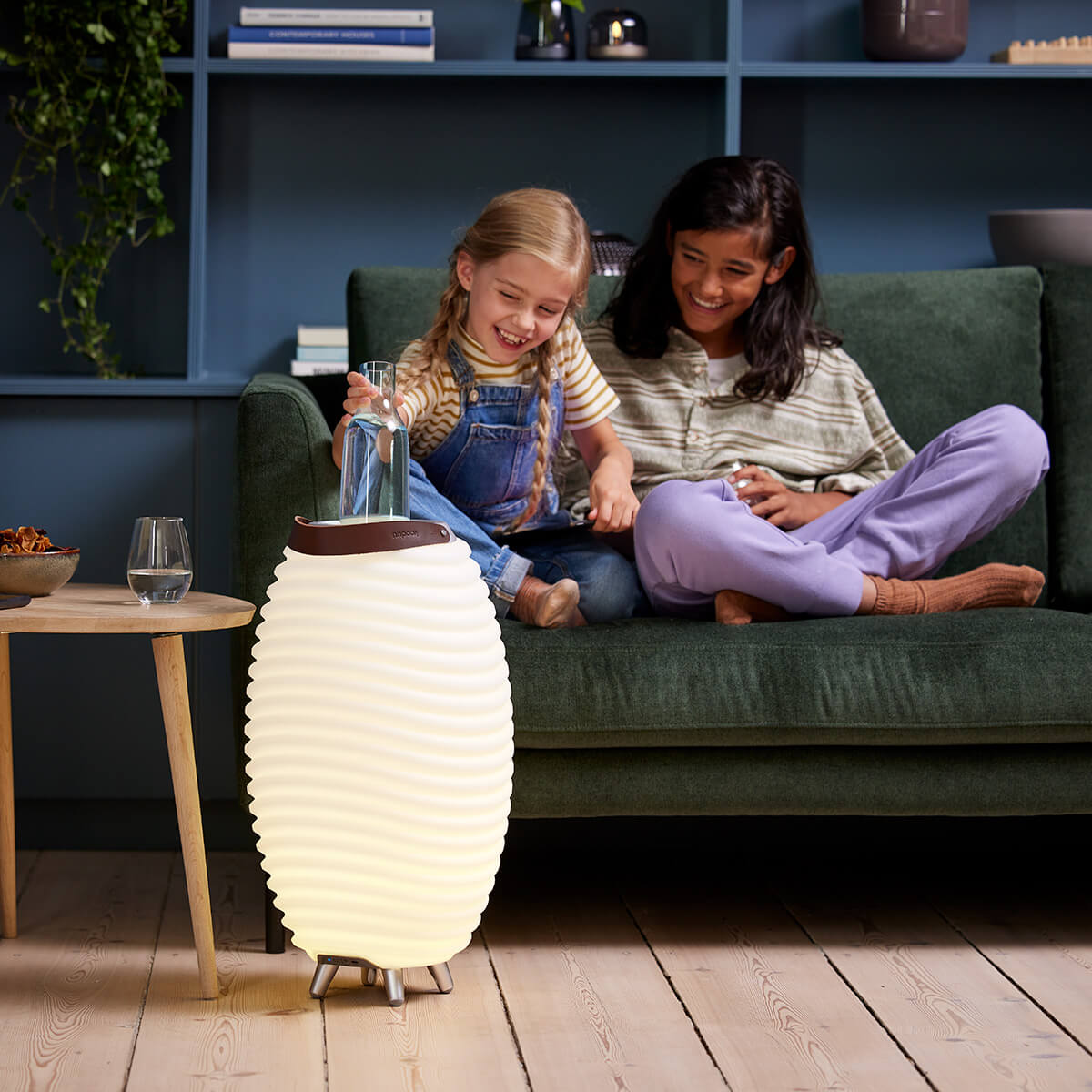 082-kooduu-synergy-2-0-50-led-akkuleuchte-bluetooth-lautsprecher-weinkuehler-medium-ambiente-1200x1200 Kooduu Synergy 2.0 LED Akkuleuchte, Bluetooth Lautsprecher & Weinkühler, 50 (medium, Höhe: 56 cm)