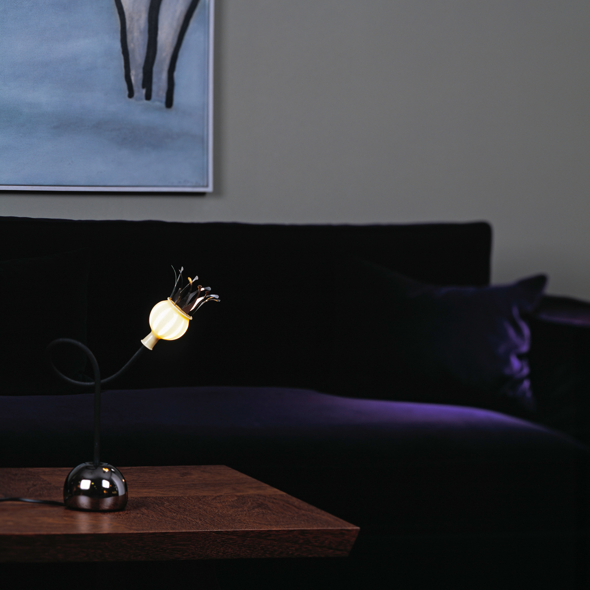 Serien.lighting Poppy Table Tischleuchte, Schirm: Keramik, Arm: schwarz