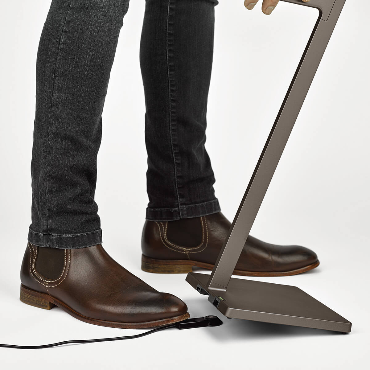 Nimbus Roxxane Leggera 101 CL LED Akkustehleuchte, dark bronze, mit Magnetic Dock (inbegriffen) (©Nimbus Group/Frank Ockert)