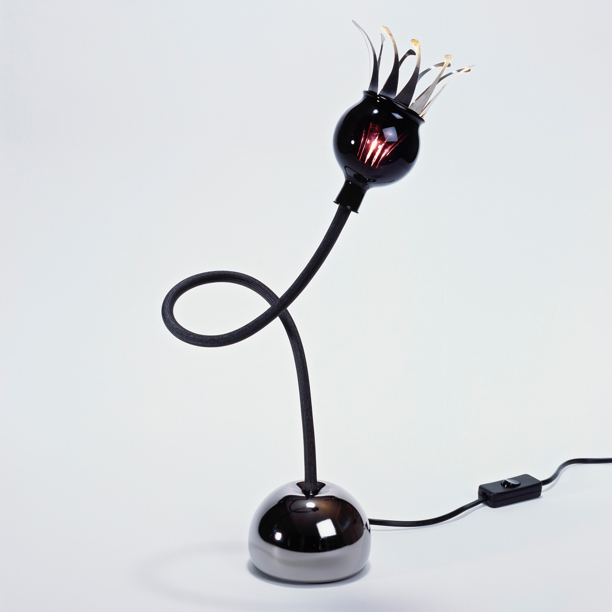 Serien.lighting Poppy Table Tischleuchte, Schirm: violett, Arm: schwarz