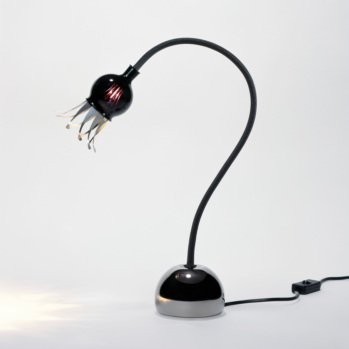 Serien.lighting Poppy Table Tischleuchte, Schirm: violett, Arm: schwarz