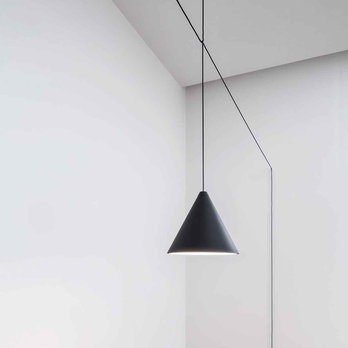 Flos String Light Cone LED Pendelleuchte, schwarz, mit String Light Fußschalter, schwarz (als Zubehör erhältlich) (©Frank Hülsbömer)
