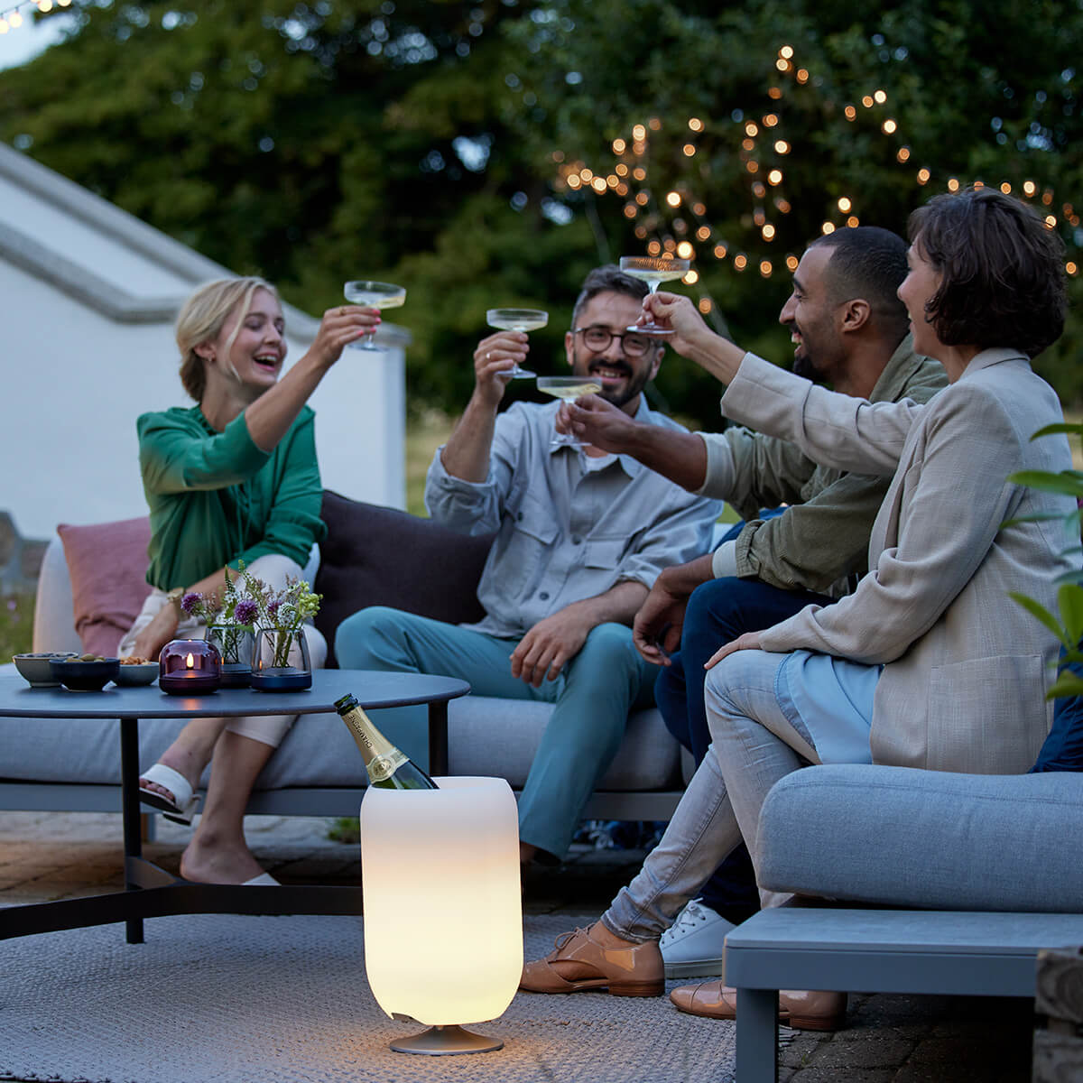 082-kooduu-atmos-led-akkuleuchte-bluetooth-lautsprecher-weinkuehler-aluminium-gebuerstet-ambiente-17-1200x1200 Kooduu Atmos LED Akkuleuchte, Bluetooth Lautsprecher & Weinkühler, Aluminium gebürstet