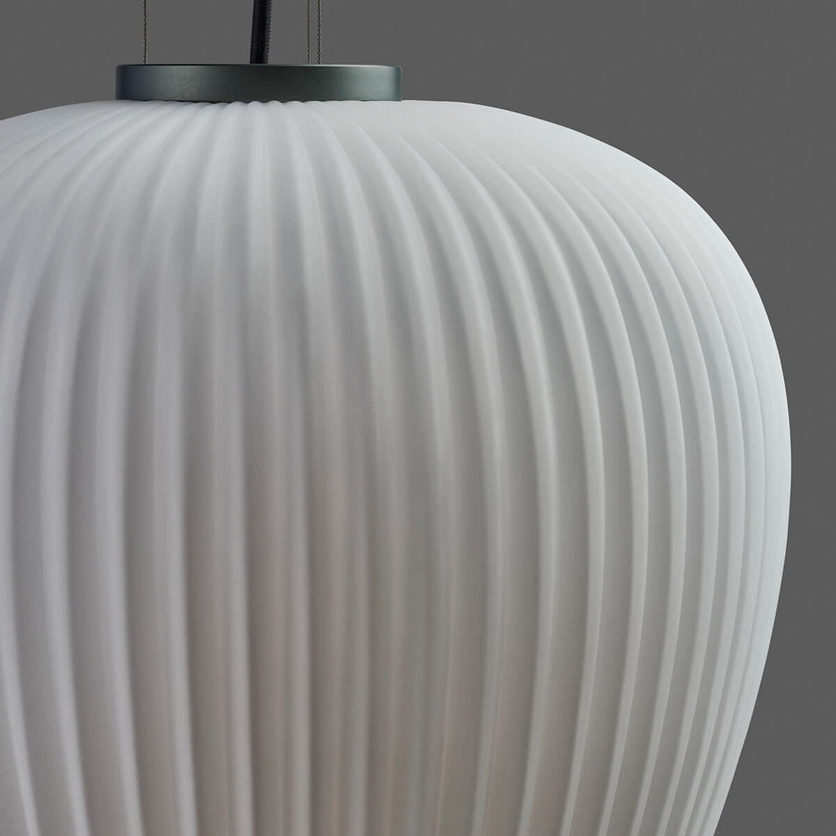 Holtkötter Liv Pendelleuchte, schwarz / Opalglas in Plissee-Optik