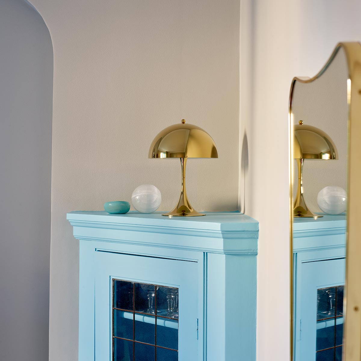 Louis Poulsen Panthella 250 LED Tischleuchte, Messing metallisiert – Design by Verner Panton