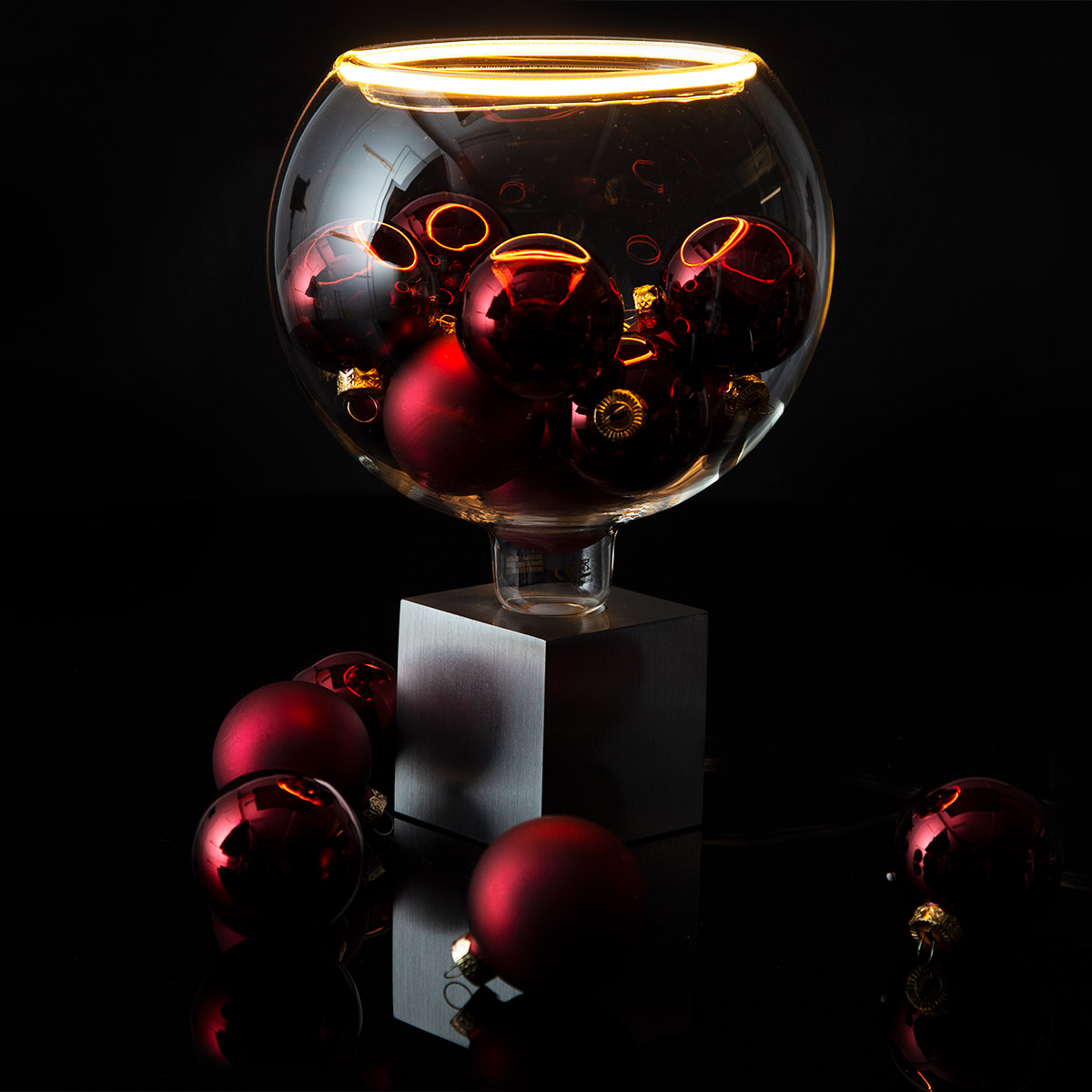 Segula LED Floating Globe 200 klar E27, 5 W, 2200 K, dimmbar, mit Sompex Cubic Tischleuchte, Aluminium (separat erhältlich) (©Leuchtenland.com)