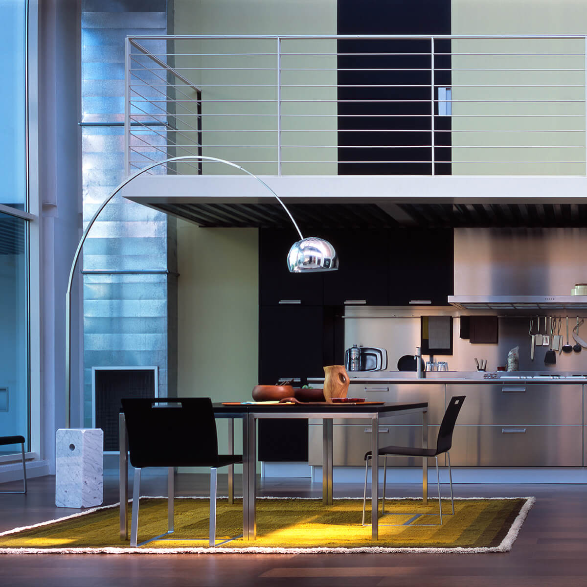 Flos Arco Bogenleuchte, Edelstahl, Sockel: Marmor (©Gionata Xerra)