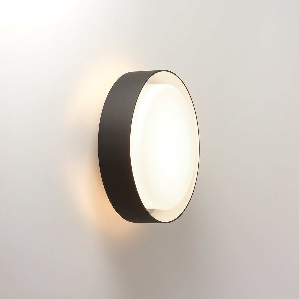 Marset Plaff-on! IP54 LED Wand- / Deckenleuchte, Ø: 33 cm, schwarz