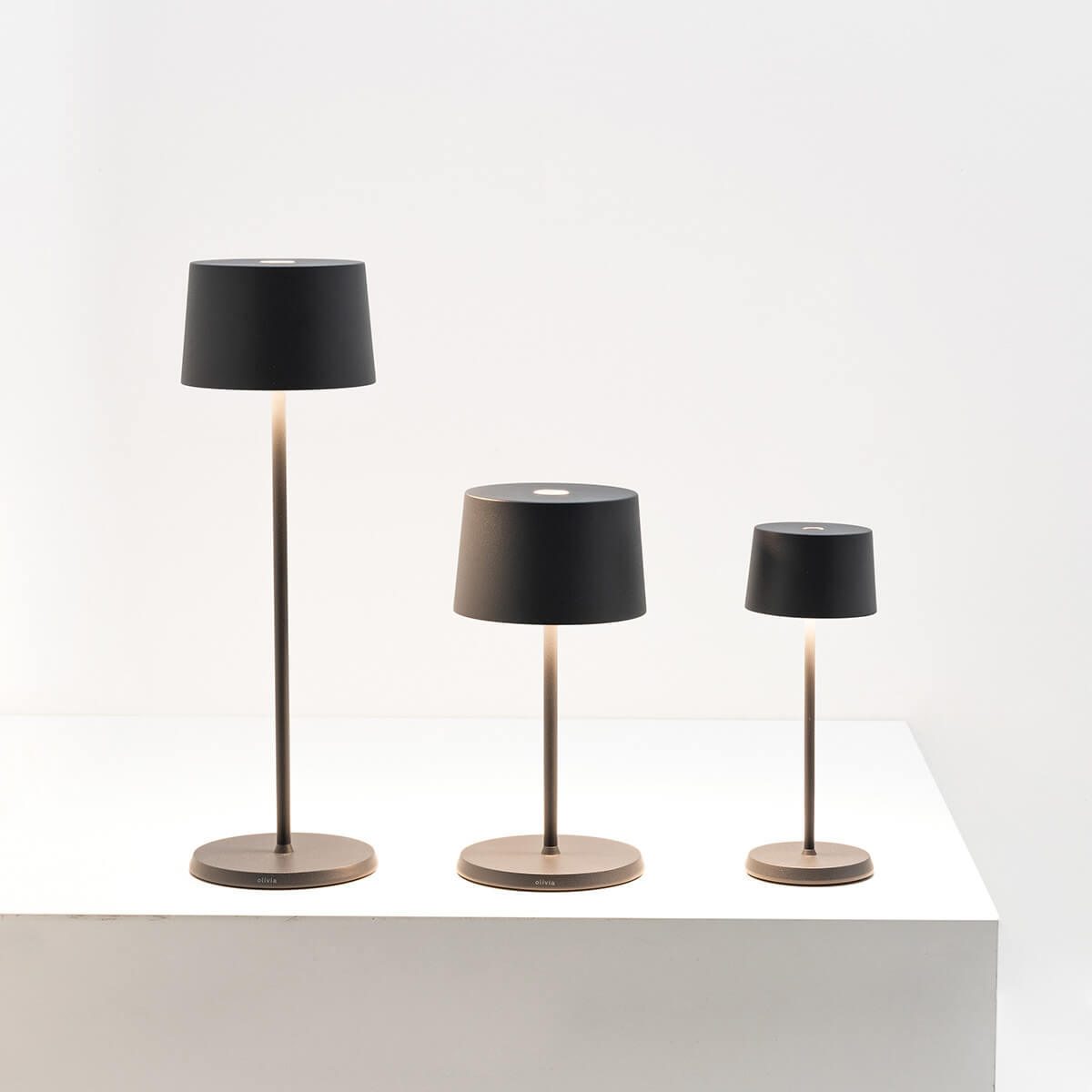 Zafferano AiLati Olivia Micro Pro LED Akkuleuchte, Olivia Mini Pro LED Akkuleuchte und Olivia Pro LED Akkuleuchte, dunkelgrau