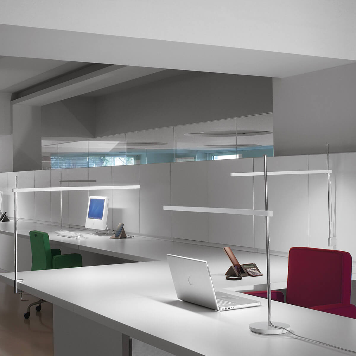 Artemide Talak Professional LED Tavolo mit Sockel und Talak Professional LED Tavolo mit Tischklemme, weiß / Chrom