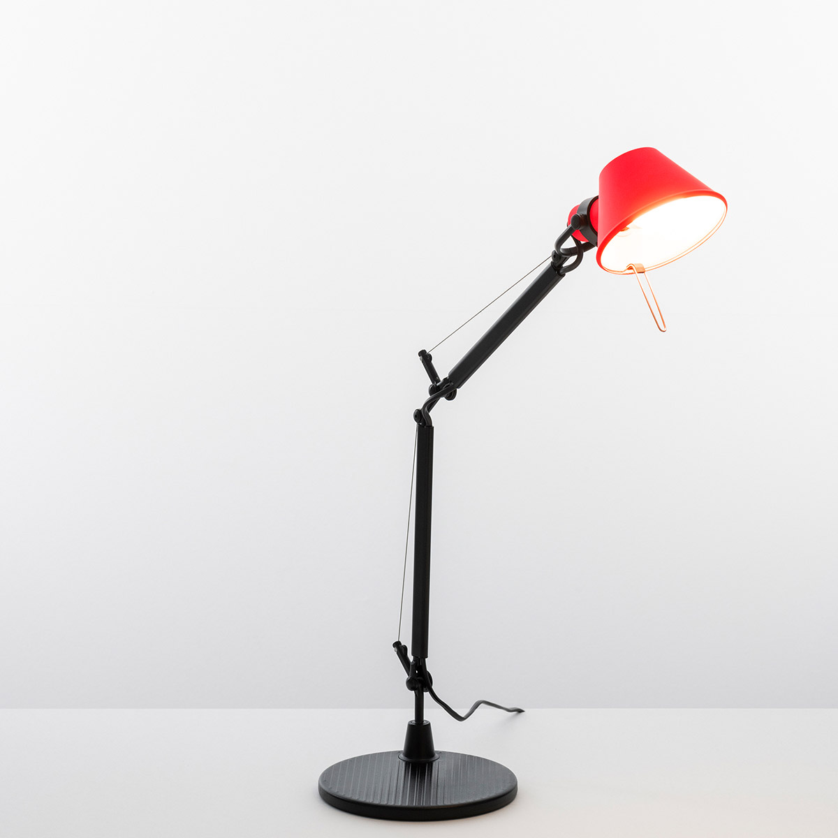 Artemide Tolomeo Micro Tavolo Bicolor, schwarz / koralle hell (Neonfarben)
