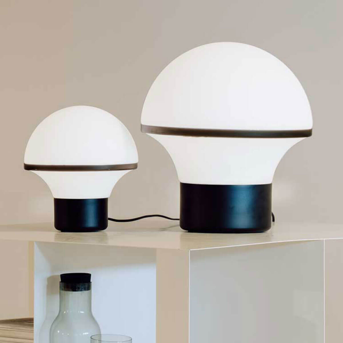 Milan Geyser Tischleuchte, Ø: 25 cm und  Ø: 35,2 cm , schwarz matt / Opalglas satiniert