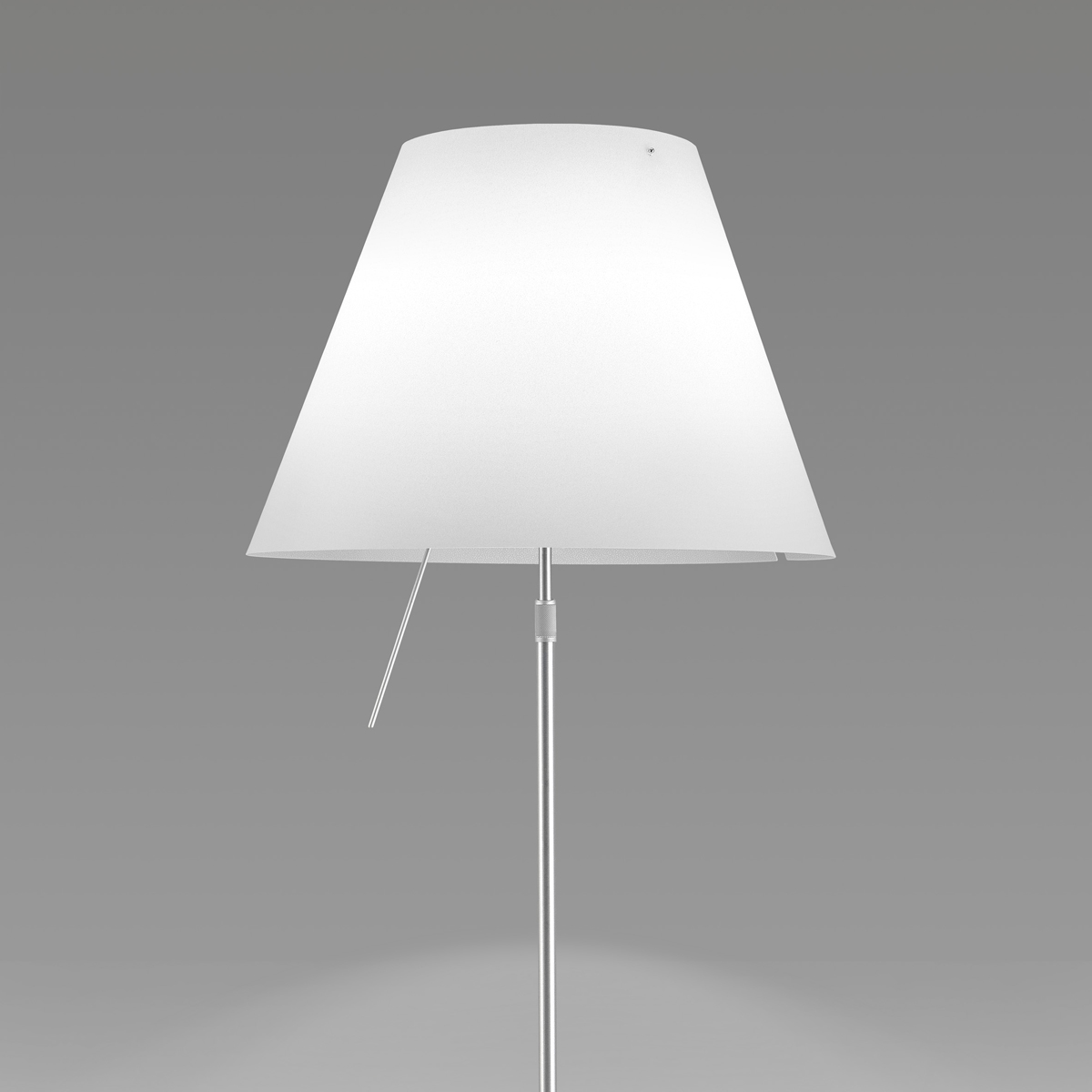 Luceplan Costanza Tavolo Teleskop mit Touchdimmer, Alu, Schirm: weiß (eingeschaltet)