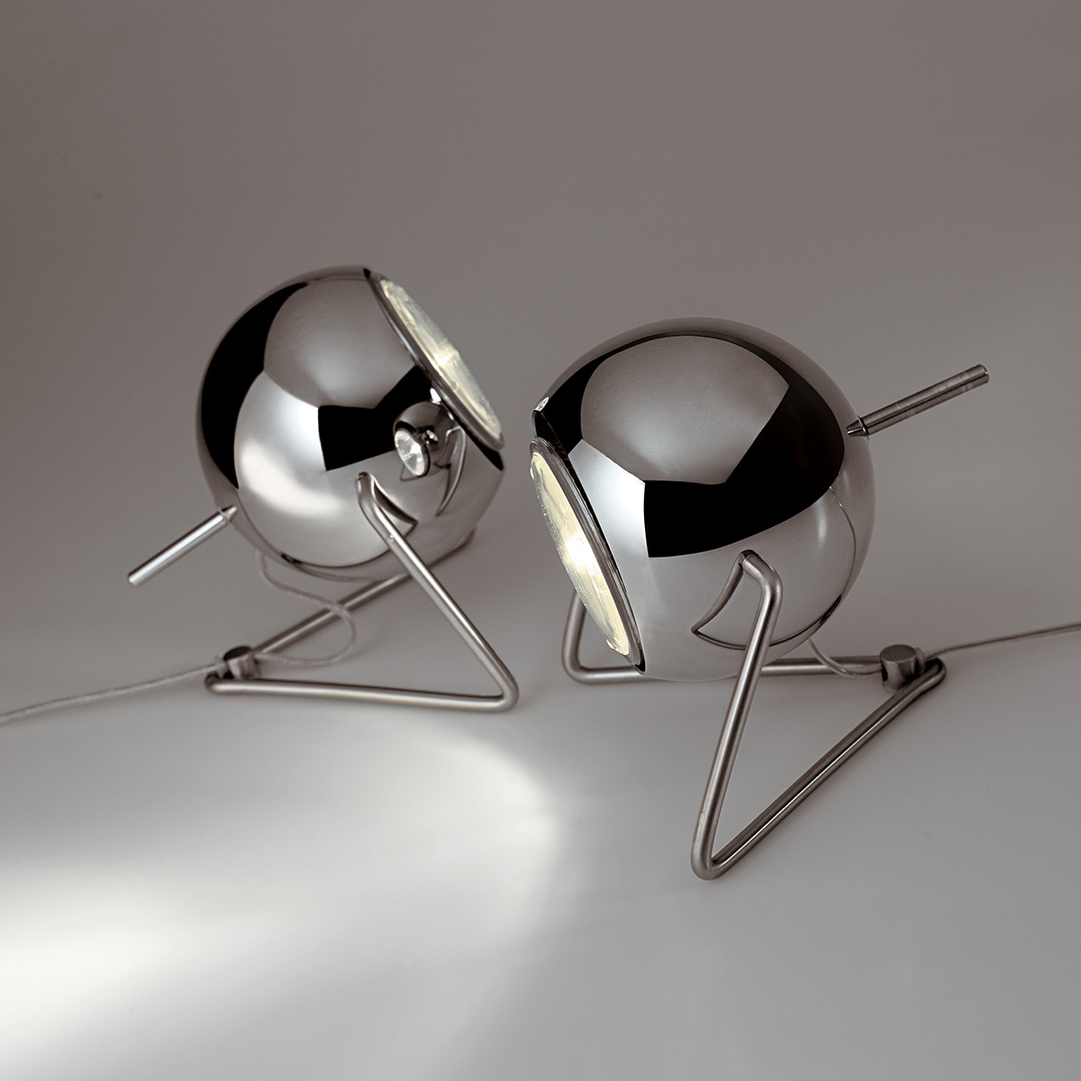 Fabbian Beluga Steel Tischleuchte, Chrom (Produktansicht)