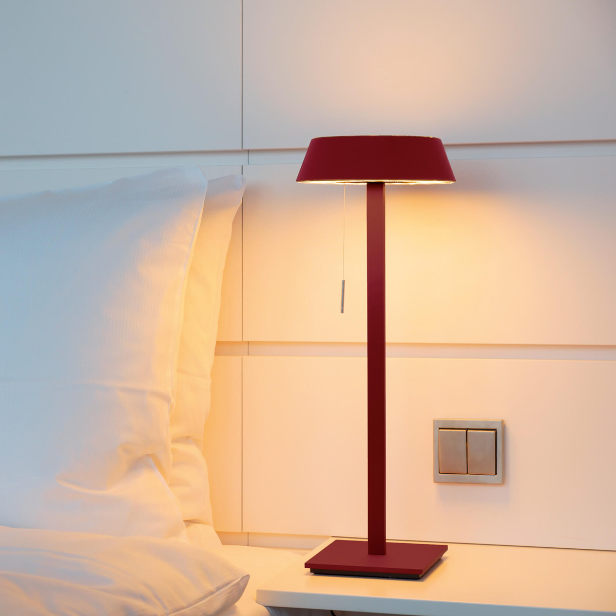 Oligo Glance LED Tischleuchte, gerade, rot matt