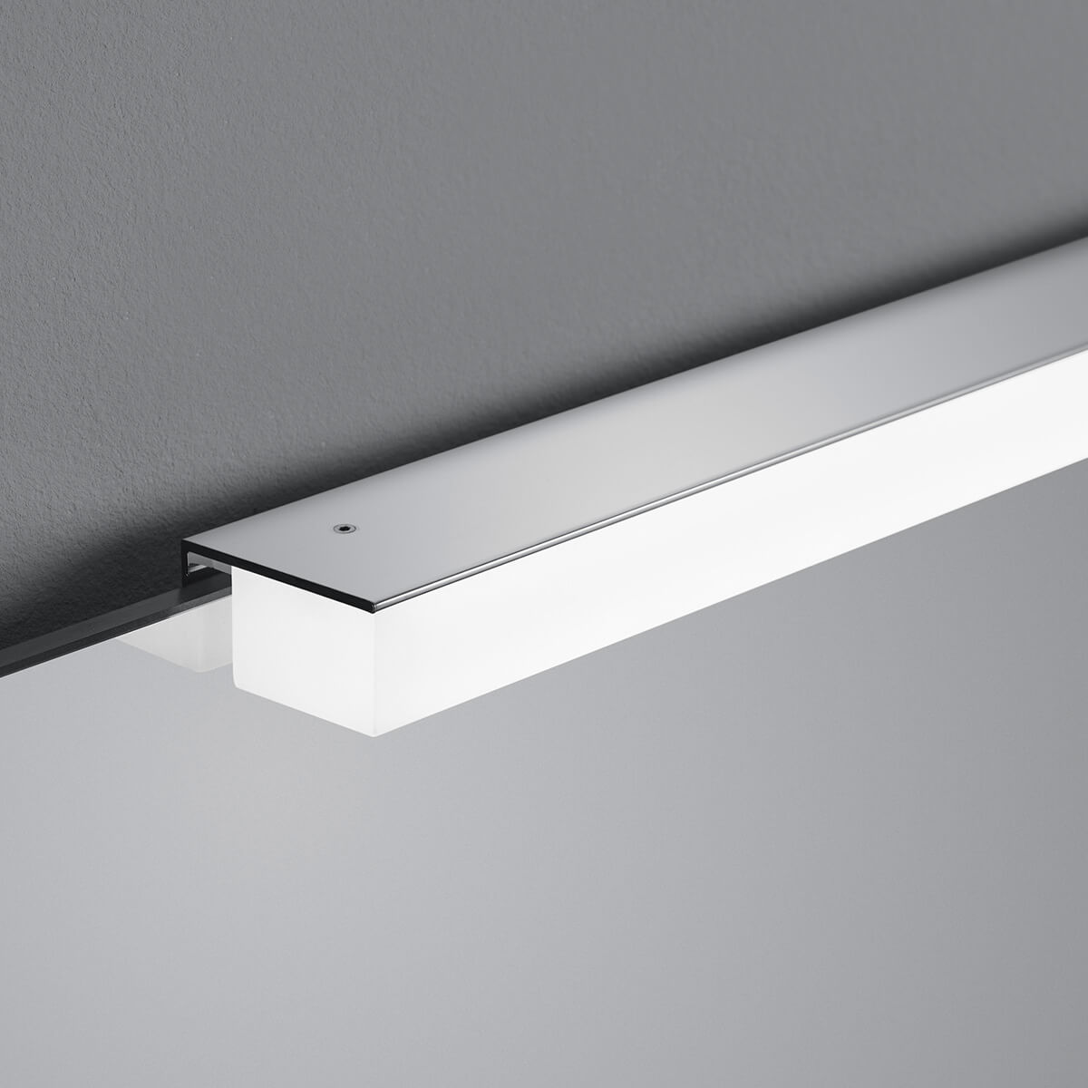 Helestra Onta LED Spiegelleuchte, Chrom / Acrylglas satiniert