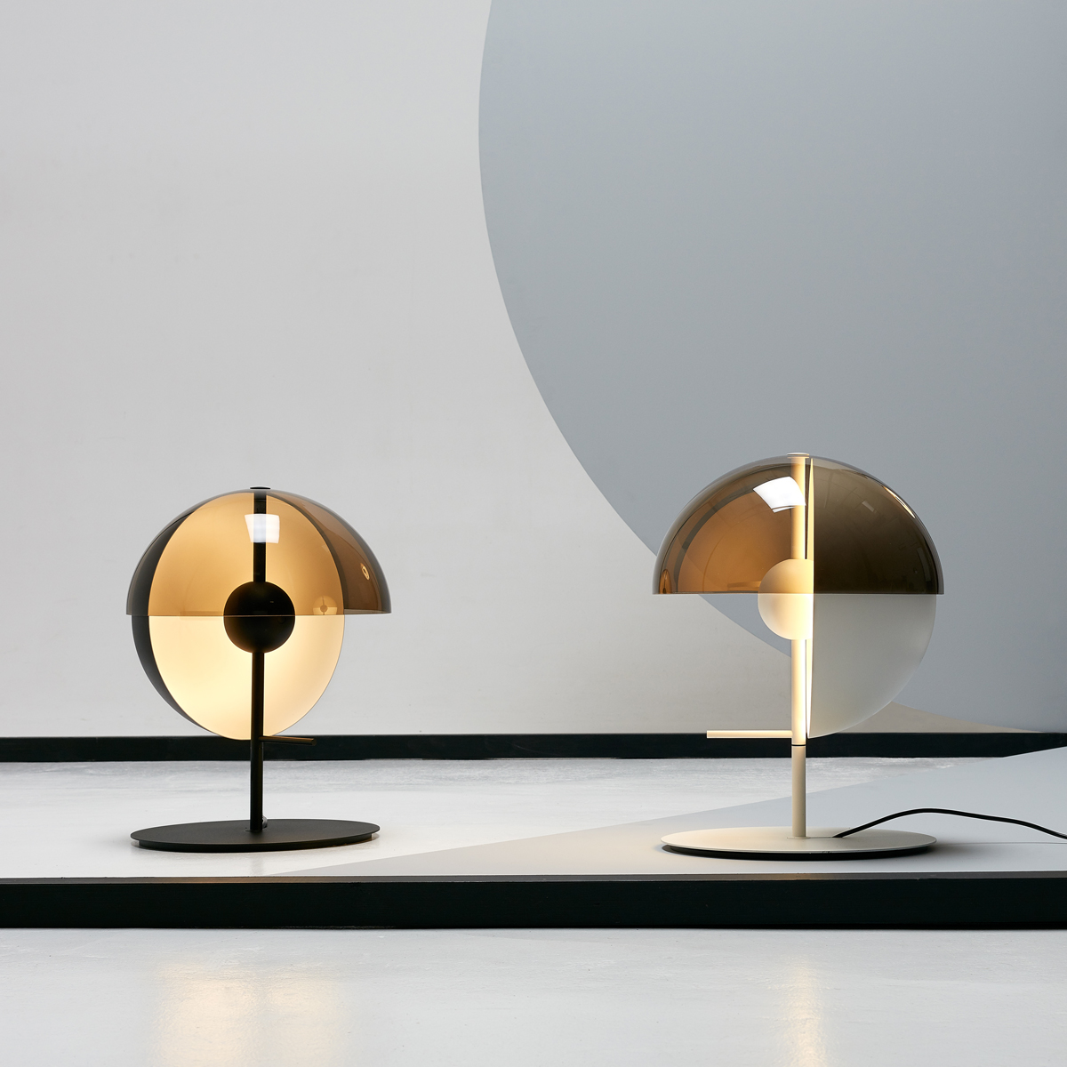 Marset Theia M LED Tischleuchte, schwarz und weiß