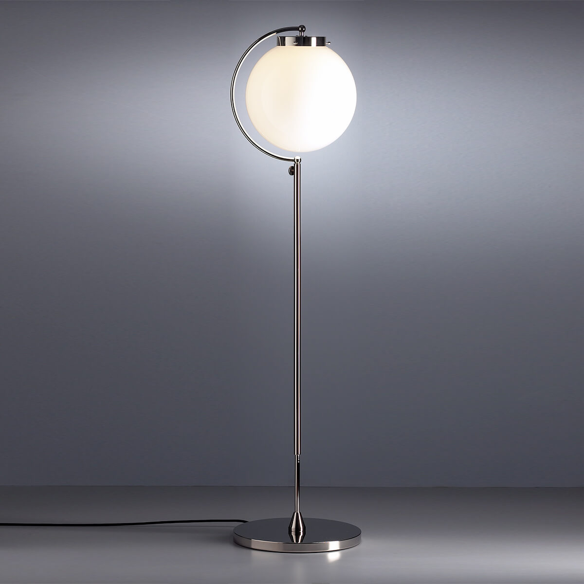 Tecnolumen DSL 23 Bauhaus Stehleuchte, Metall vernickelt, Schirm: Opalglas