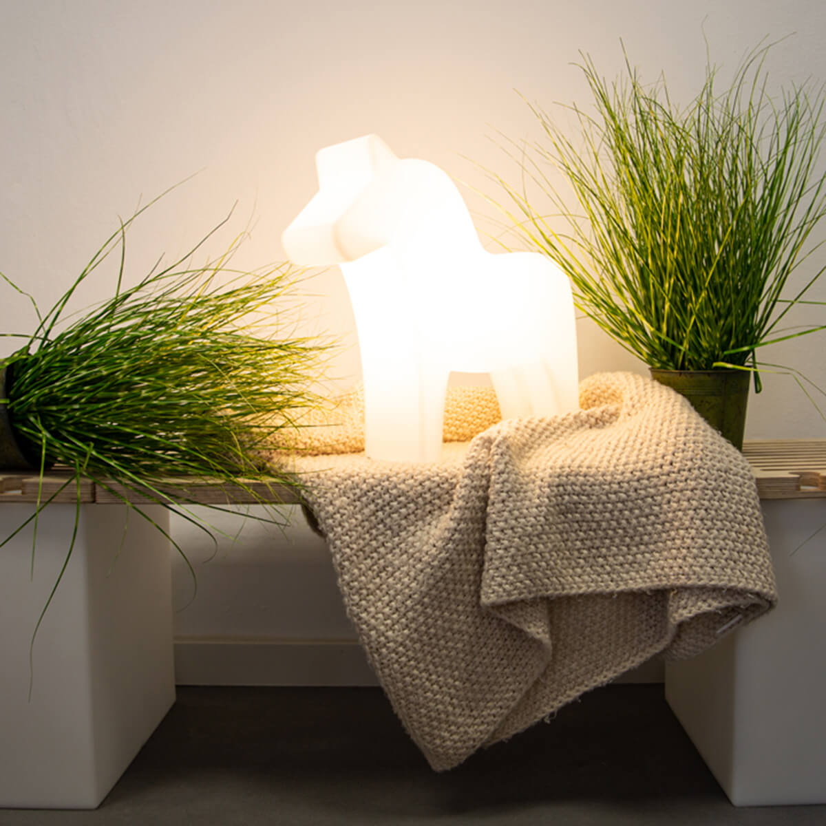 8 seasons design Shining Horse RGB LED Dekoleuchte, weiß