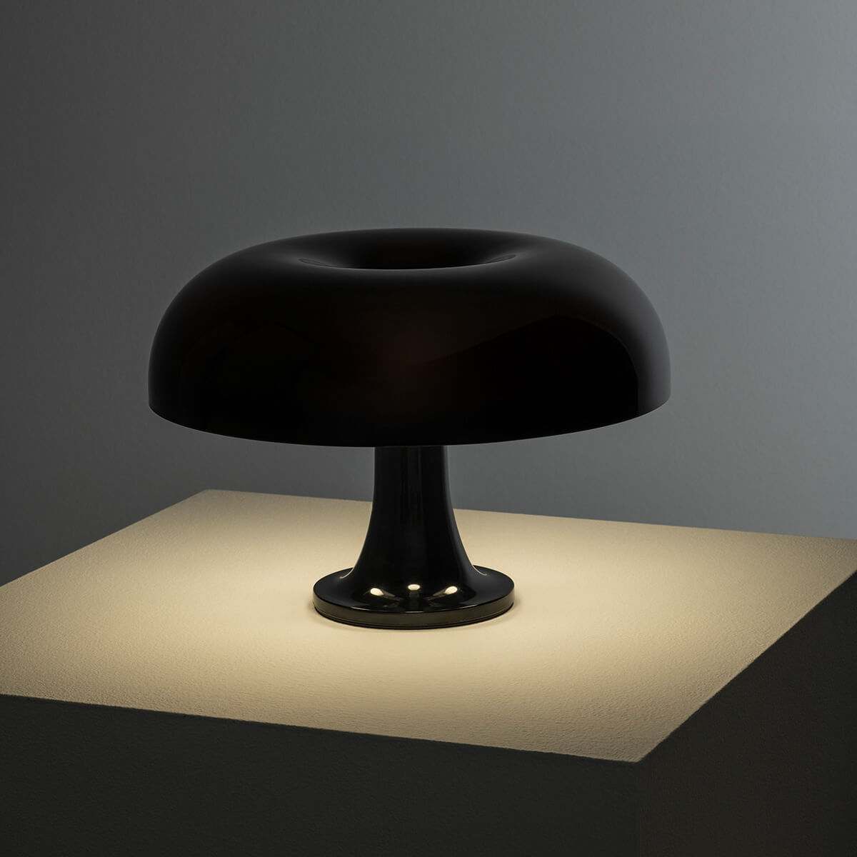 Artemide Nessino Tavolo, schwarz (eingeschaltet)