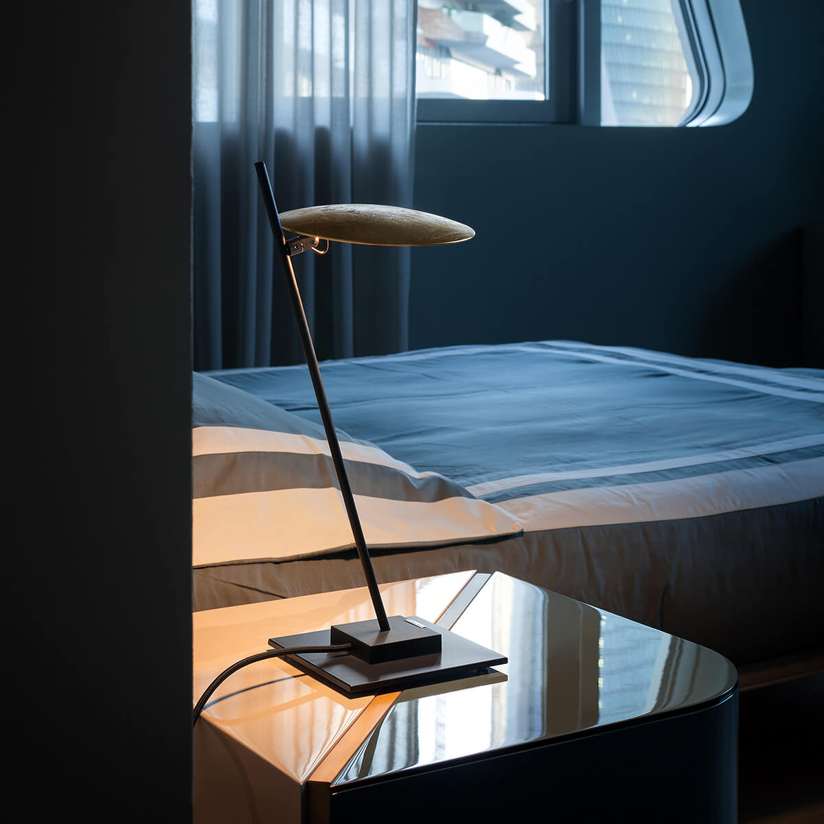 Catellani & Smith Lederam T1 LED Tischleuchte, Scheibe: Blattgold, Stange: schwarz (Foto: Nava-Rapacchietta)
