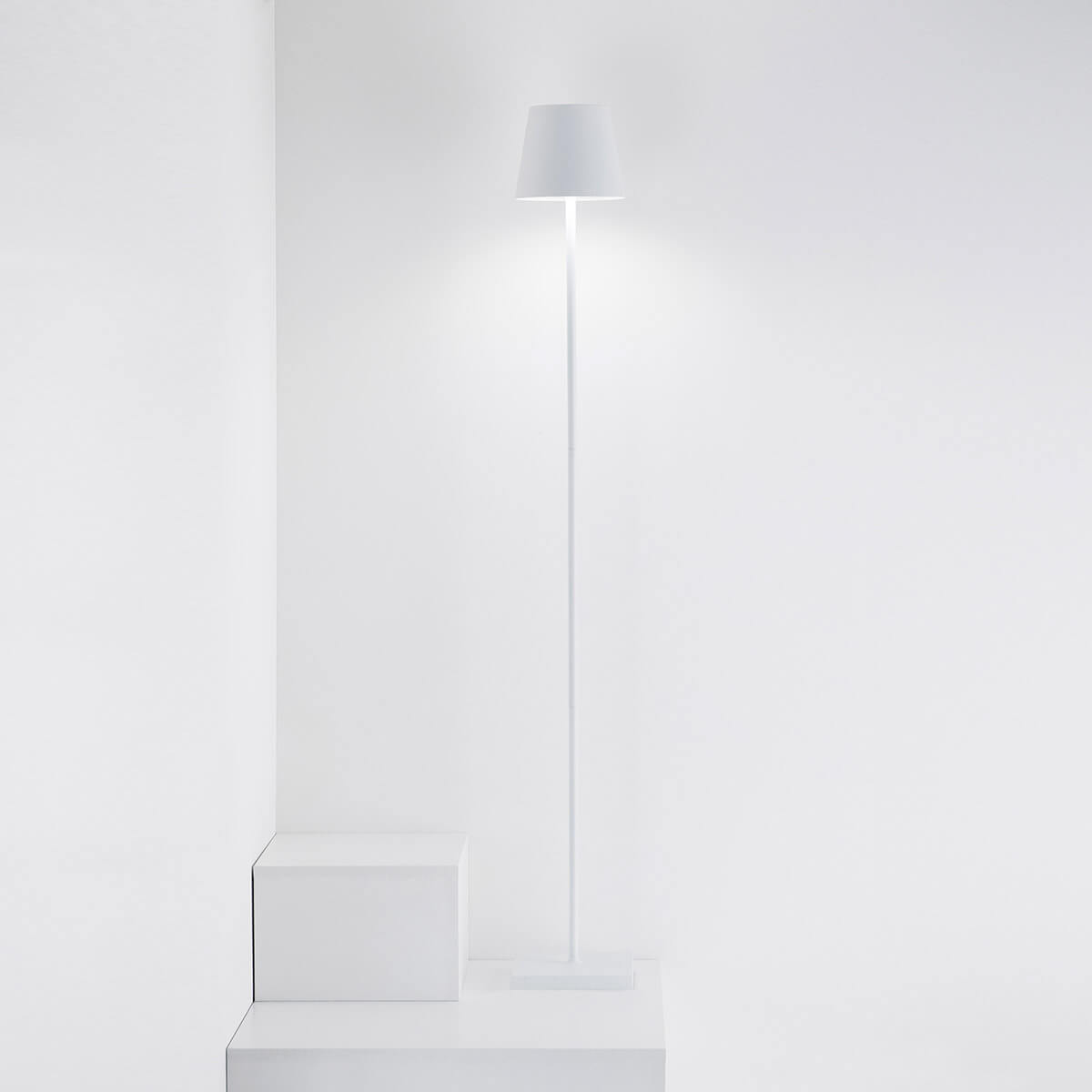 Zafferano AiLati Poldina L Pro LED Akkutisch- / Stehleuchte, weiß