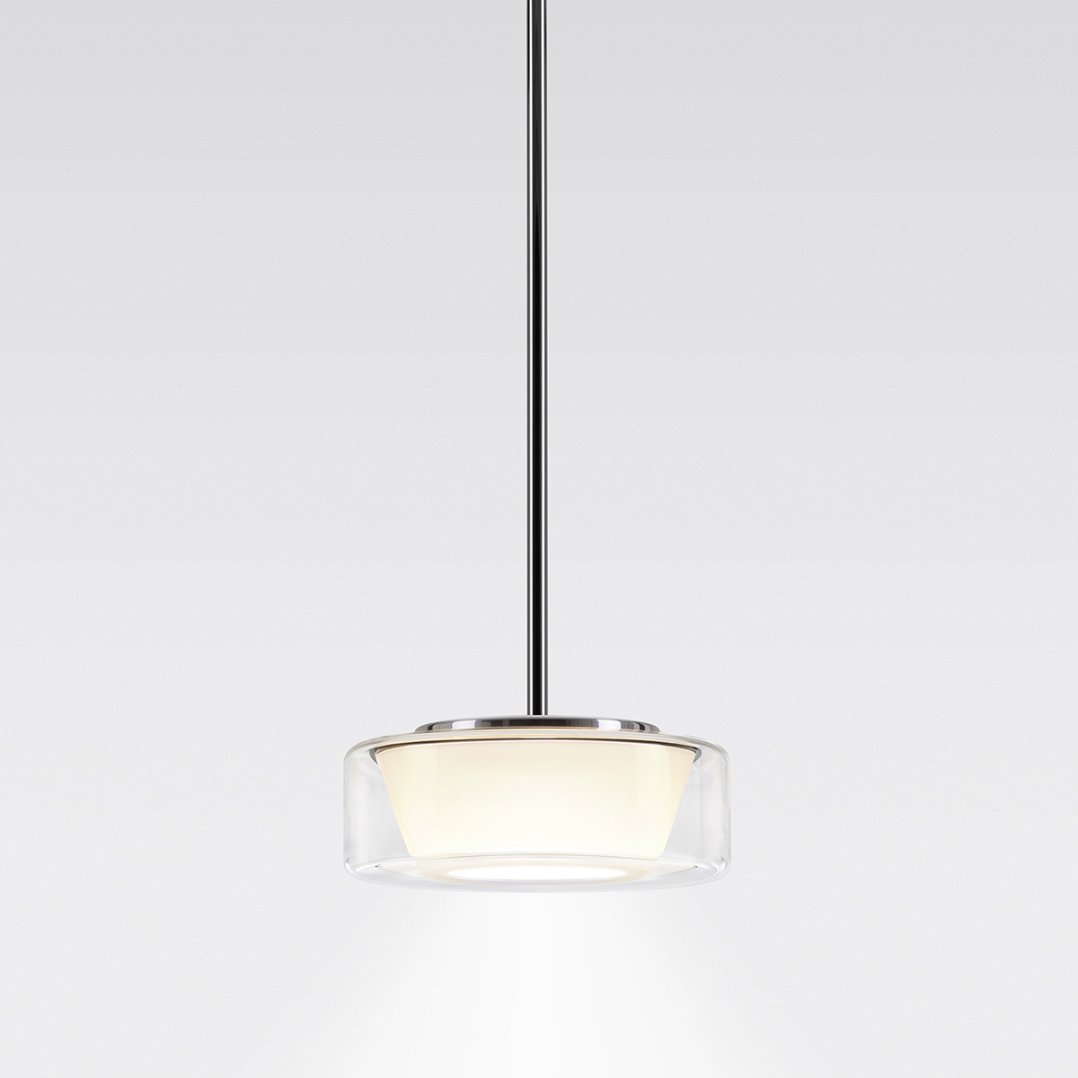 Serien.lighting Curling Suspension Tube S LED Pendelleuchte, 3000 K, Glas klar, Reflektor: konisch opal (©serien.lighting)